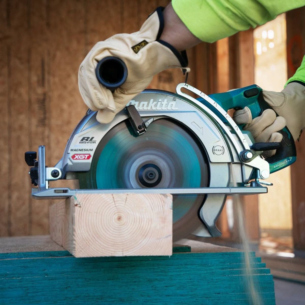 Makita GSR02M1 40V max XGT Brushless Cordless Rear Handle 10-1/4" Circular Saw Kit, AWS Capable (4.0Ah)
